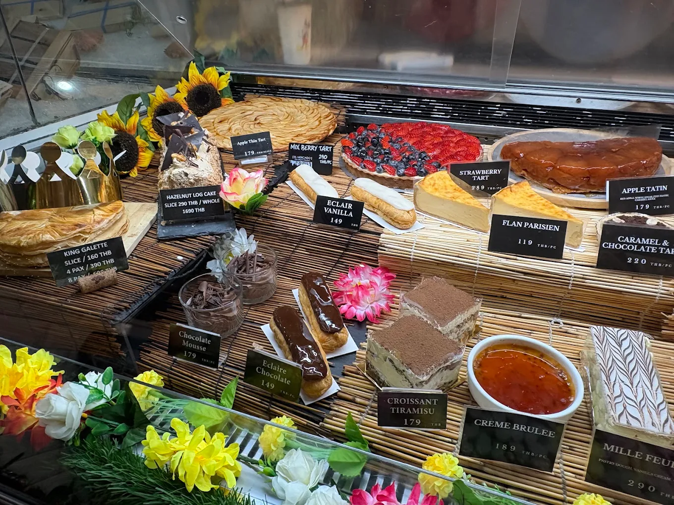 The pastry case: tarts, éclairs, flan and mille-feuille