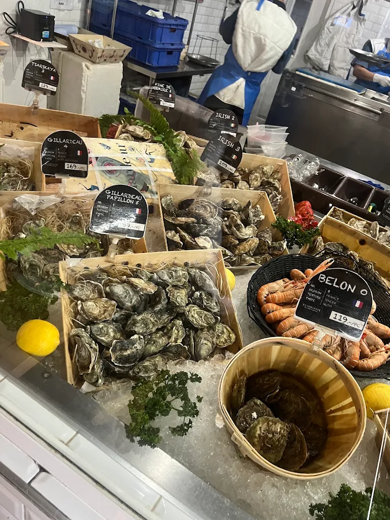 Gillardeau and Belon oysters on ice